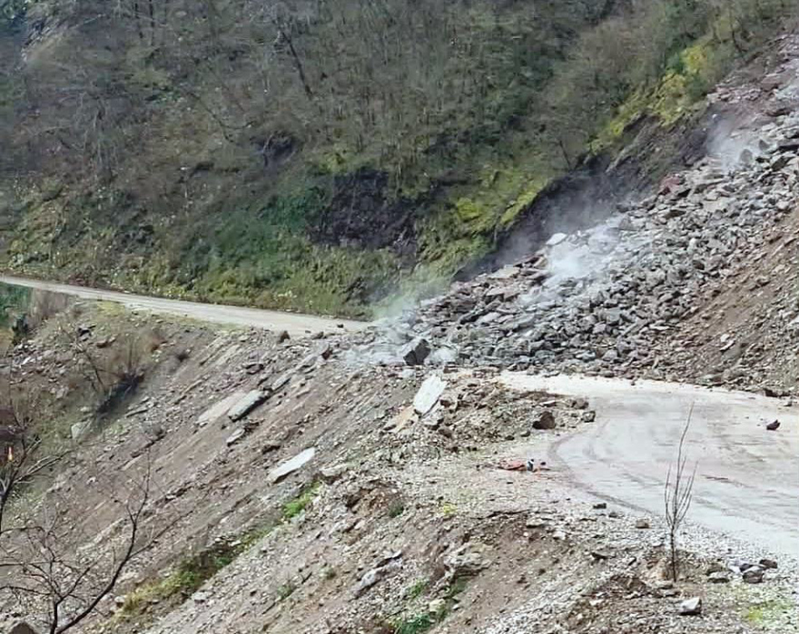 Έκλεισε ο κεντρικός δρόμος προς το Ανθηρό της Καρδίτσας λόγω κατολίσθησης, δείτε φωτογραφίες