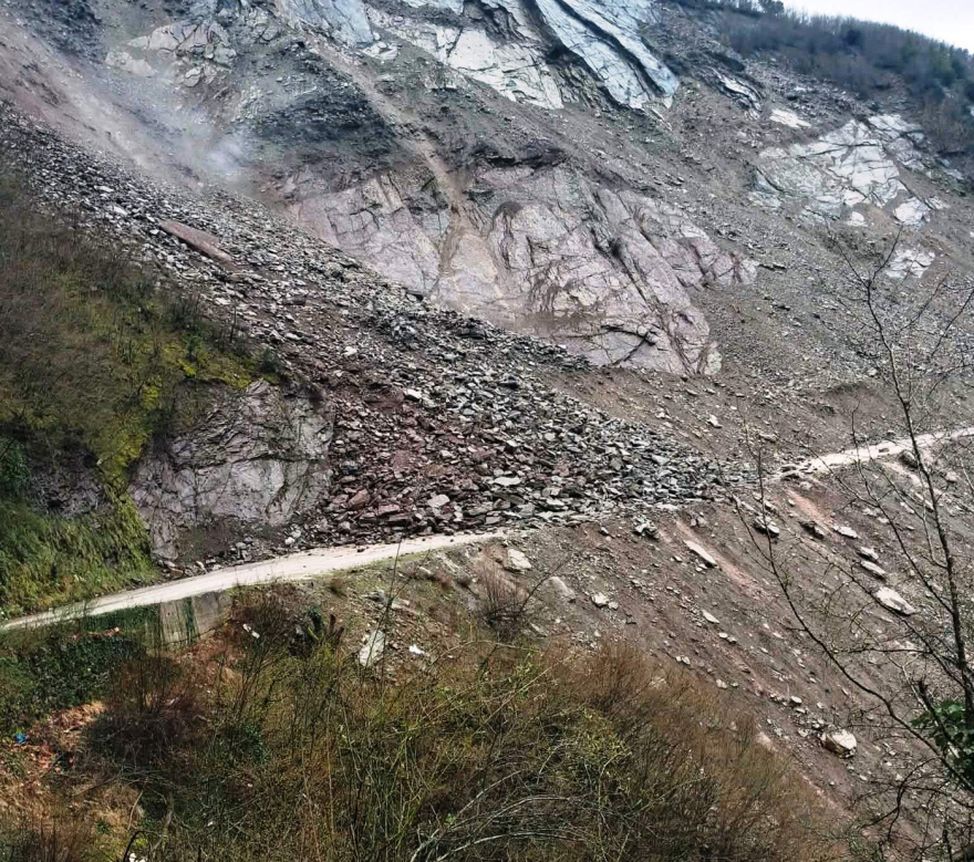 Έκλεισε ο κεντρικός δρόμος προς το Ανθηρό της Καρδίτσας λόγω κατολίσθησης, δείτε βίντεο και φωτογραφίες