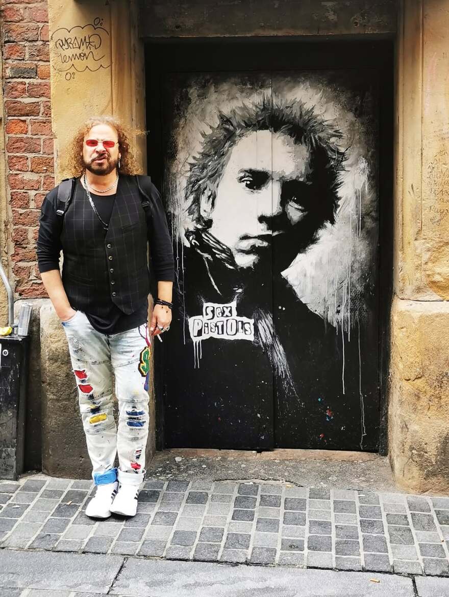 Ο Χρήστος Δάντης θυμήθηκε το ταξίδι του στο Λίβερπουλ: Δεν ήταν τουρισμός, ήταν επιστροφή στην πηγή, γράφει