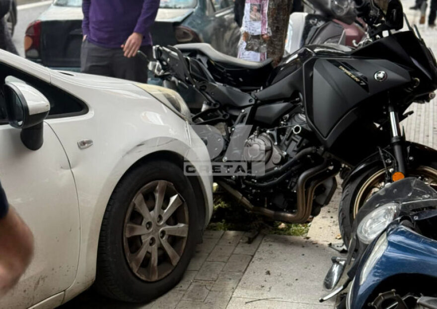 Τροχαίο στο Ηράκλειο της Κρήτης, φορτηγό παρέσυρε τρία αυτοκίνητα και τρία δίκυκλα, δείτε βίντεο και φωτογραφίες