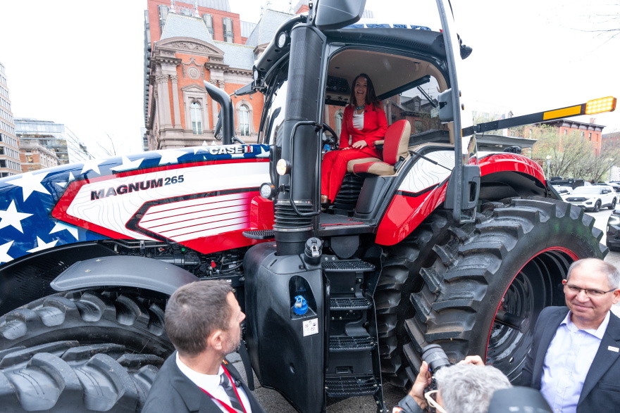 Με ένα χρυσό τρακτέρ στον Λευκό Οίκο ο Τραμπ παρουσίασε το OnlyFarms για τη στήριξη των Αμερικανών αγροτών