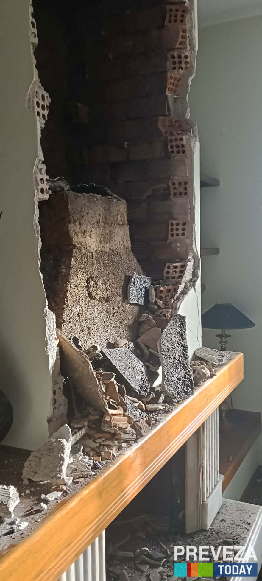 Σοβαρές υλικές ζημιές από πτώση κεραυνού σε κατοικία στην Πρέβεζα, σώοι οι ένοικοι
