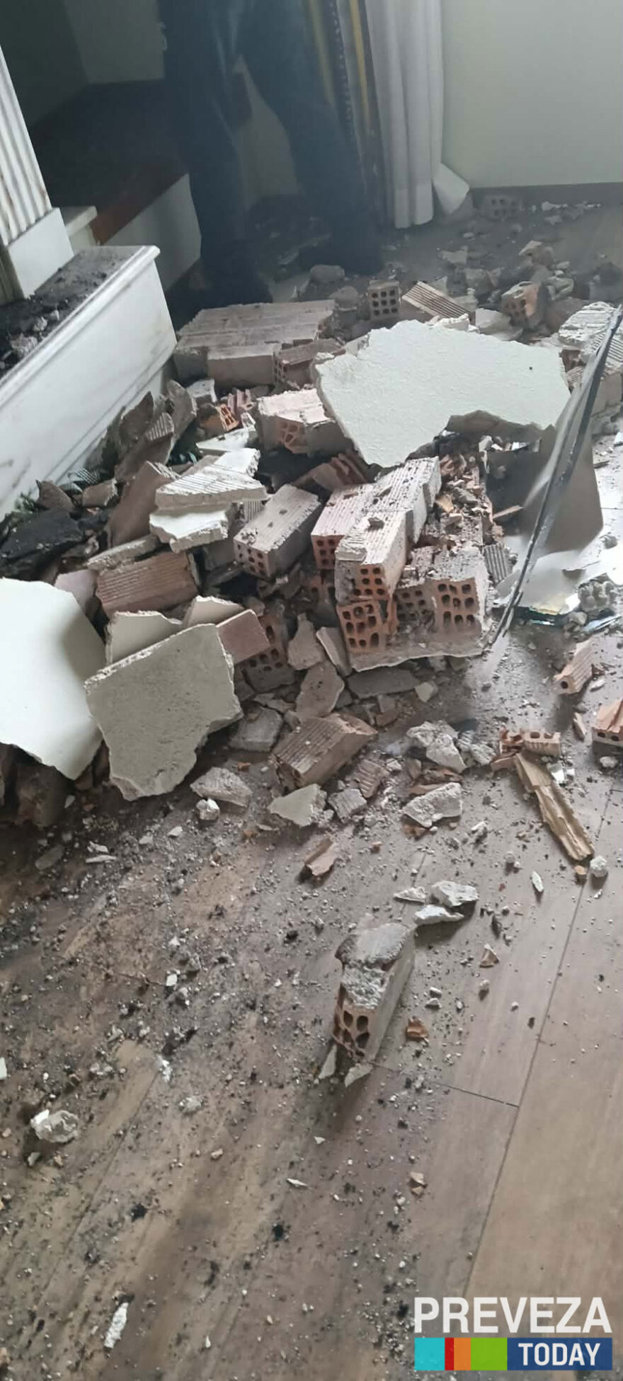 Σοβαρές υλικές ζημιές από πτώση κεραυνού σε κατοικία στην Πρέβεζα, σώοι οι ένοικοι
