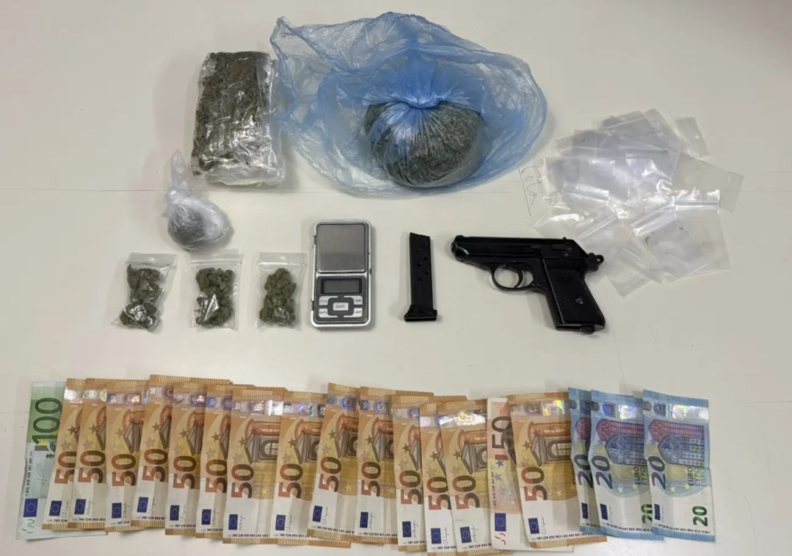 Σύλληψη 22χρονου στον Άγιο Παντελεήμονα για ναρκωτικά και όπλο
