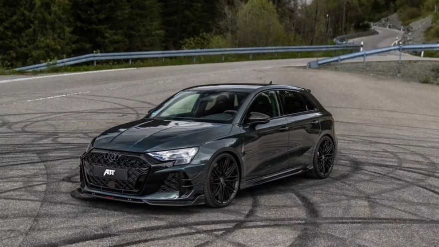 Ένα Audi RS 3 Sportback με αναβολικά