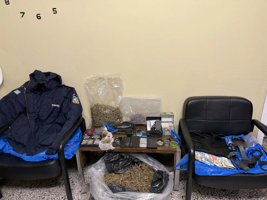 Αστυνομικές επιχειρήσεις σε 4 περιοχές στη Δυτική Αττική, κατασχέθηκαν ναρκωτικά και όπλα 