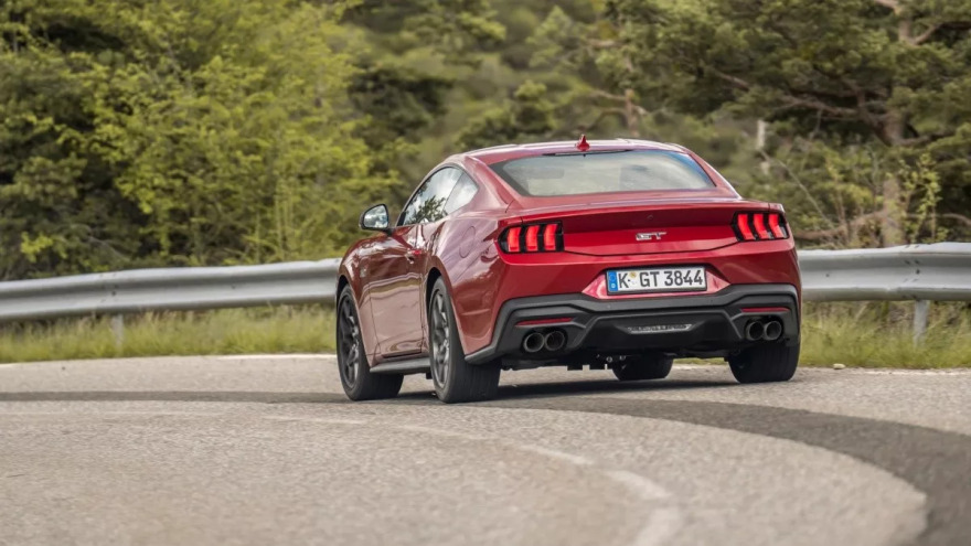 Η Ford Mustang παραμένει πιστή στο χειροκίνητο κιβώτιο
