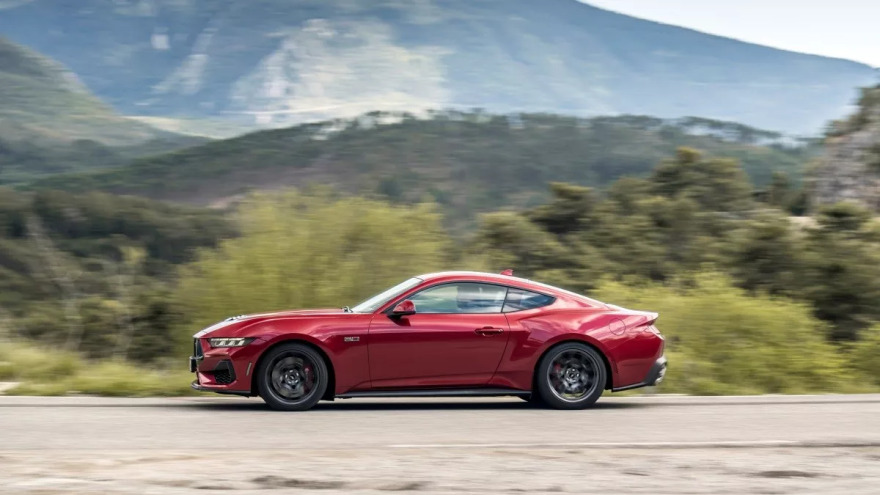 Η Ford Mustang παραμένει πιστή στο χειροκίνητο κιβώτιο