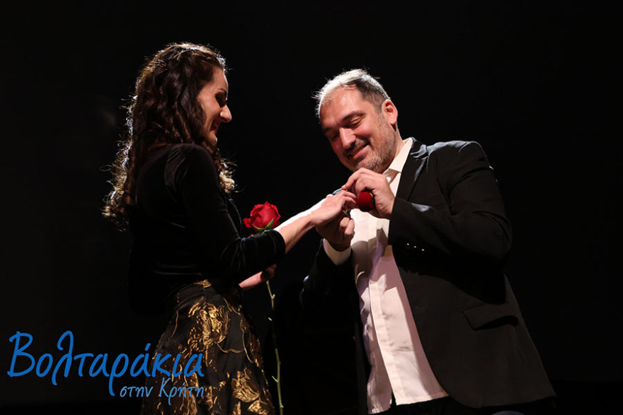 Ρομαντική πρόταση γάμου στο Πολιτιστικό Κέντρο Ηρακλείου, ενθουσιάστηκε το κοινό 