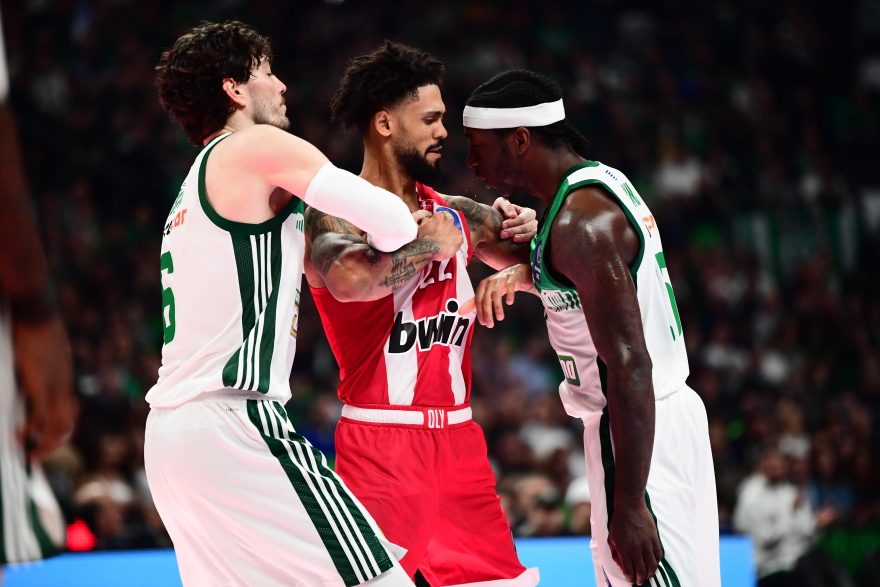 Επεισόδιο μεταξύ Ναν και Ντόρσεϊ που αποβλήθηκαν: Ενεπλάκη και ο Λεσόρ, με σκισμένη φανέλα ο γκαρντ του Ολυμπιακού, βίντεο