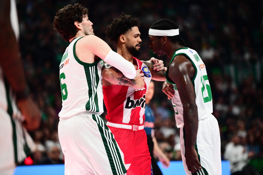 Επεισόδιο μεταξύ Ναν και Ντόρσεϊ που αποβλήθηκαν: Ενεπλάκη και ο Λεσόρ, με σκισμένη φανέλα ο γκαρντ του Ολυμπιακού, βίντεο