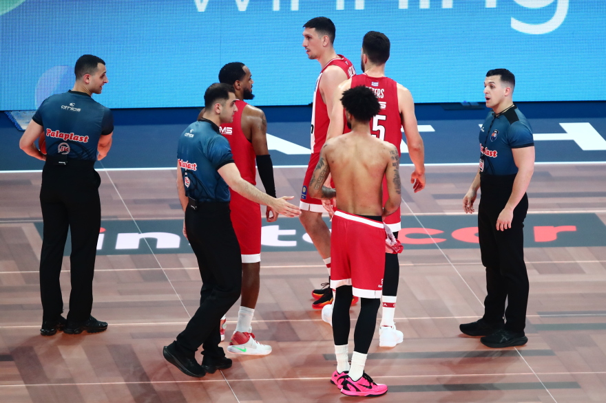 Επεισόδιο μεταξύ Ναν και Ντόρσεϊ που αποβλήθηκαν: Ενεπλάκη και ο Λεσόρ, με σκισμένη φανέλα ο γκαρντ του Ολυμπιακού, βίντεο