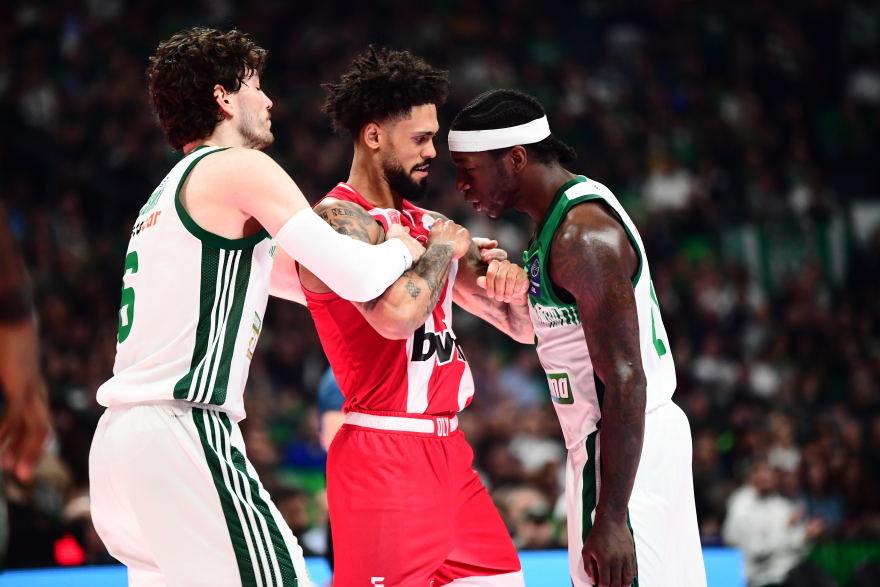 Επεισόδιο μεταξύ Ναν και Ντόρσεϊ που αποβλήθηκαν: Ενεπλάκη και ο Λεσόρ, με σκισμένη φανέλα ο γκαρντ του Ολυμπιακού, βίντεο