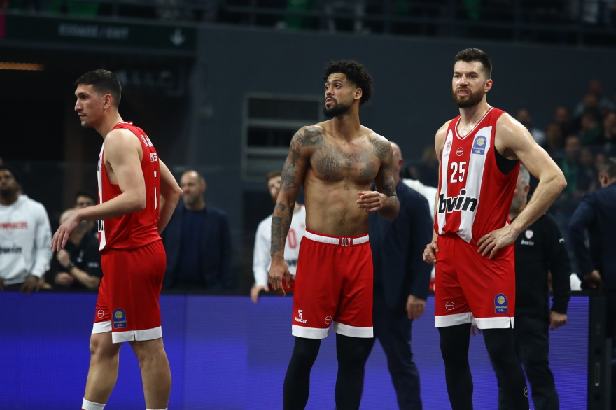 Επεισόδιο μεταξύ Ναν και Ντόρσεϊ που αποβλήθηκαν: Ενεπλάκη και ο Λεσόρ, με σκισμένη φανέλα ο γκαρντ του Ολυμπιακού, βίντεο