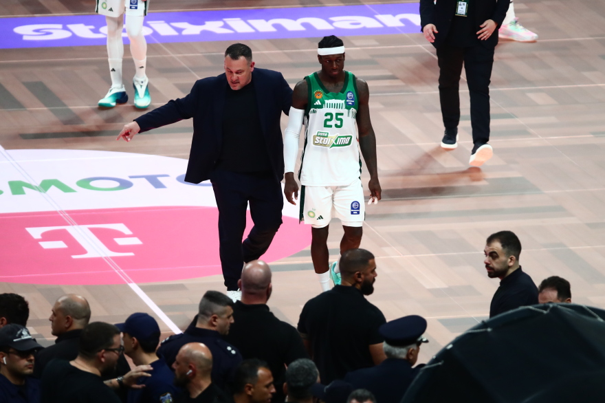 Επεισόδιο μεταξύ Ναν και Ντόρσεϊ που αποβλήθηκαν: Ενεπλάκη και ο Λεσόρ, με σκισμένη φανέλα ο γκαρντ του Ολυμπιακού, βίντεο