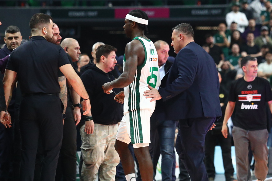 Επεισόδιο μεταξύ Ναν και Ντόρσεϊ που αποβλήθηκαν: Ενεπλάκη και ο Λεσόρ, με σκισμένη φανέλα ο γκαρντ του Ολυμπιακού, βίντεο