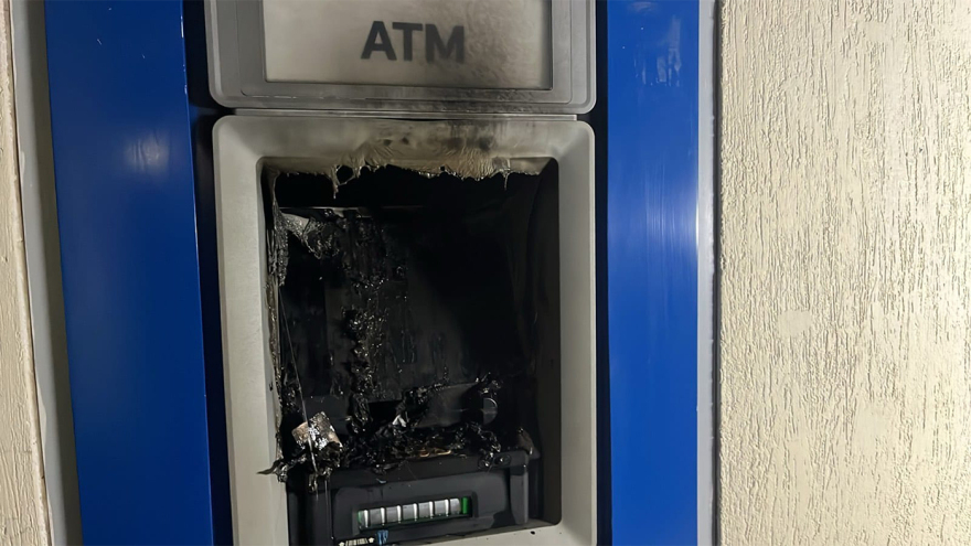 Μπαράζ εμπρηστικών επιθέσεων μέσα σε μισή ώρα σε Πατήσια, Ζωγράφου και Πολύγωνο: Έκαψαν 2 ΑΤΜ και ένα όχημα