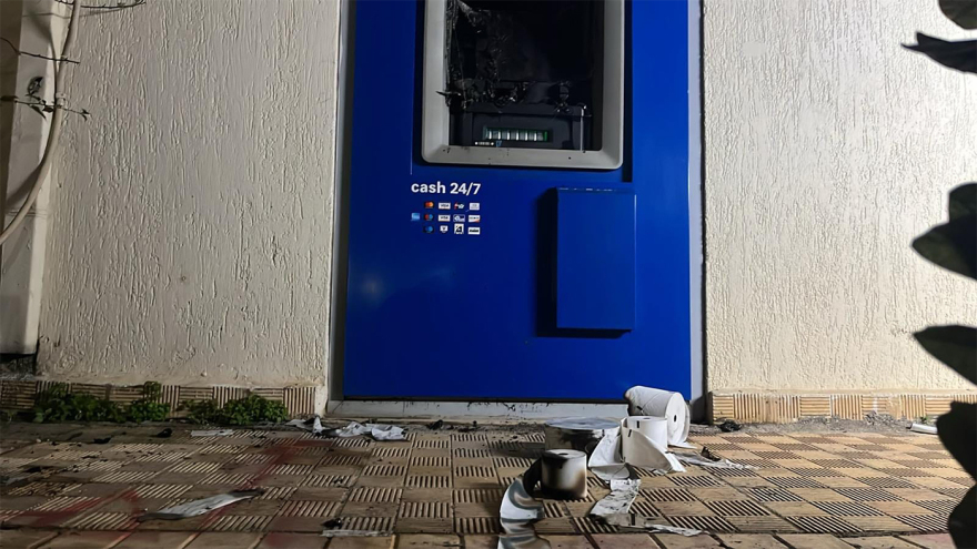 Μπαράζ εμπρηστικών επιθέσεων μέσα σε μισή ώρα σε Πατήσια, Ζωγράφου και Πολύγωνο: Έκαψαν 2 ΑΤΜ και ένα όχημα