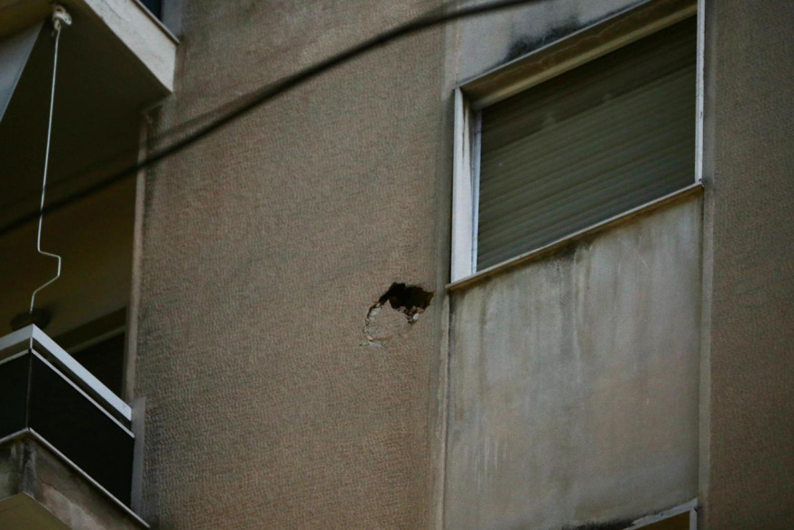 Φωτιά από έκρηξη μπουκάλας υγραερίου σε διαμέρισμα στου Γκύζη: Η φιάλη καρφώθηκε στο απέναντι κτίριο, απεγκλωβίστηκε ζευγάρι ηλικιωμένων