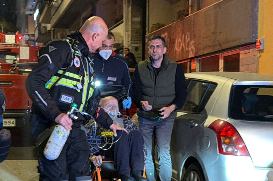Φωτιά από έκρηξη μπουκάλας υγραερίου σε διαμέρισμα στου Γκύζη: Η φιάλη καρφώθηκε στο απέναντι κτίριο, απεγκλωβίστηκε ζευγάρι ηλικιωμένων