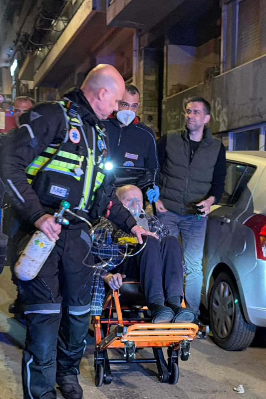 Φωτιά από έκρηξη μπουκάλας υγραερίου σε διαμέρισμα στου Γκύζη: Η φιάλη καρφώθηκε στο απέναντι κτίριο, απεγκλωβίστηκε ζευγάρι ηλικιωμένων