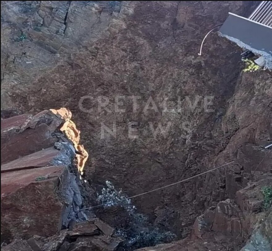 Κομμάτι από βουνό αποκολλήθηκε κι έπεσε στη θάλασσα στην Αγία Πελαγία, δείτε φωτογραφίες