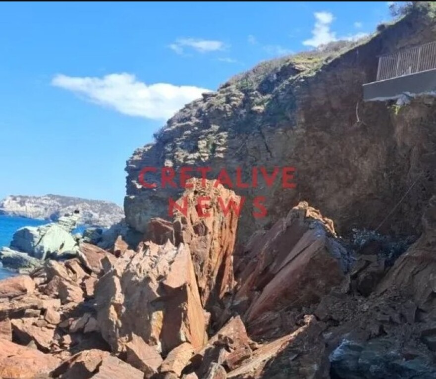 Κομμάτι από βουνό αποκολλήθηκε κι έπεσε στη θάλασσα στην Αγία Πελαγία, δείτε φωτογραφίες