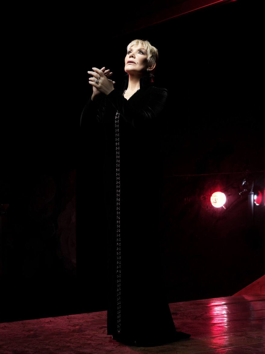 Μαρινέλλα: Σήμερα το τελευταίο αντίο - Με χειροκροτήματα έφτασε η σορός, συγκινημένοι οι συγγενείς της, δείτε βίντεο και φωτογραφίες