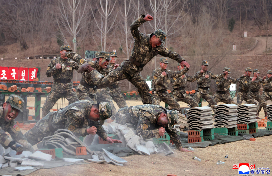 Βίντεο: Βορειοκορεάτες στρατιώτες σπάνε τσιμέντο με το κεφάλι τους σε επίδειξη ισχύος μπροστά στον Κιμ Γιονγκ Ουν