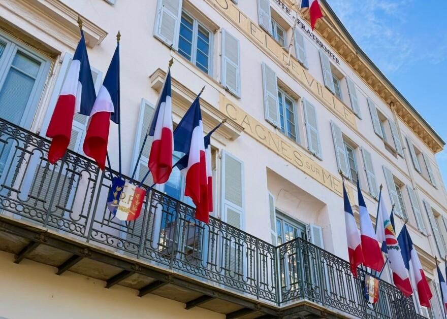 Δήμαρχοι εκλεγμένοι με την ακροδεξιά στη Γαλλία κατέβασαν τις ευρωπαϊκές σημαίες από τα δημαρχεία τους, βίντεο