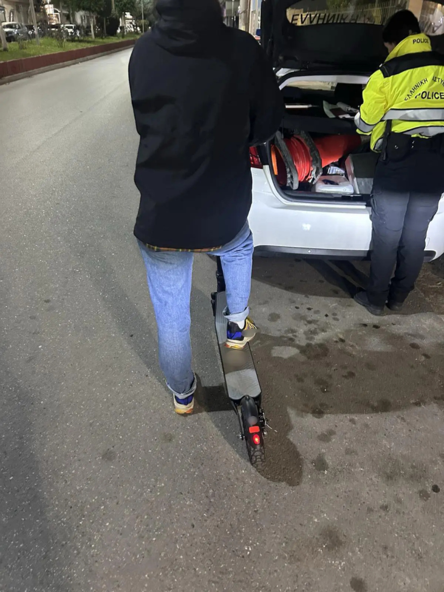 Πρόστιμα και σε οδηγούς πατινιών έκοψε η Τροχαία, 12 συλλήψεις οδηγών αυτοκινήτων 
