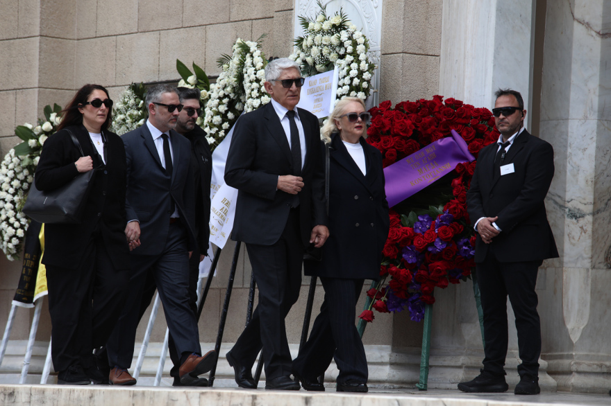 Ποιοι επώνυμοι έδωσαν το παρών στην κηδεία της Μαρινέλλας, δείτε βίντεο και φωτογραφίες