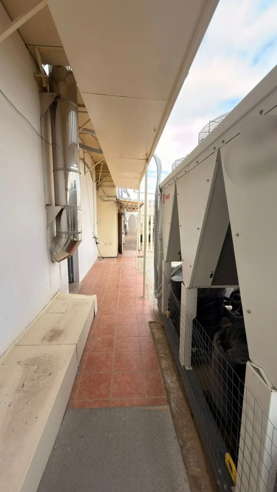 Δικογραφία για παράνομη εκτροφή ζώων στην ταράτσα στους Αμπελόκηπους: Κατσίκες, κότες, πάπιες σε ακατάλληλες συνθήκες διαβίωσης, βίντεο και φωτογραφίες