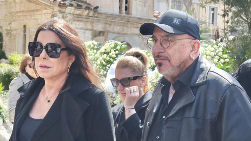 Ποιοι επώνυμοι δίνουν το παρών στο λαϊκό προσκύνημα για τη Μαρινέλλα, δείτε βίντεο και φωτογραφίες