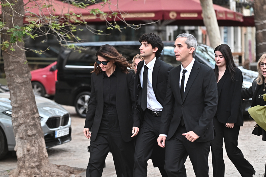 Μαρινέλλα: Σήμερα το τελευταίο αντίο - Με χειροκροτήματα έφτασε η σορός, συγκινημένοι οι συγγενείς της, δείτε βίντεο και φωτογραφίες