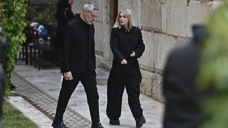 Ποιοι επώνυμοι δίνουν το παρών στο λαϊκό προσκύνημα για τη Μαρινέλλα, δείτε βίντεο και φωτογραφίες