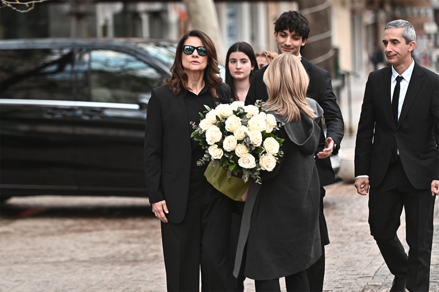 Μαρινέλλα: Σήμερα το τελευταίο αντίο - Με χειροκροτήματα έφτασε η σορός, συγκινημένοι οι συγγενείς της, δείτε βίντεο και φωτογραφίες