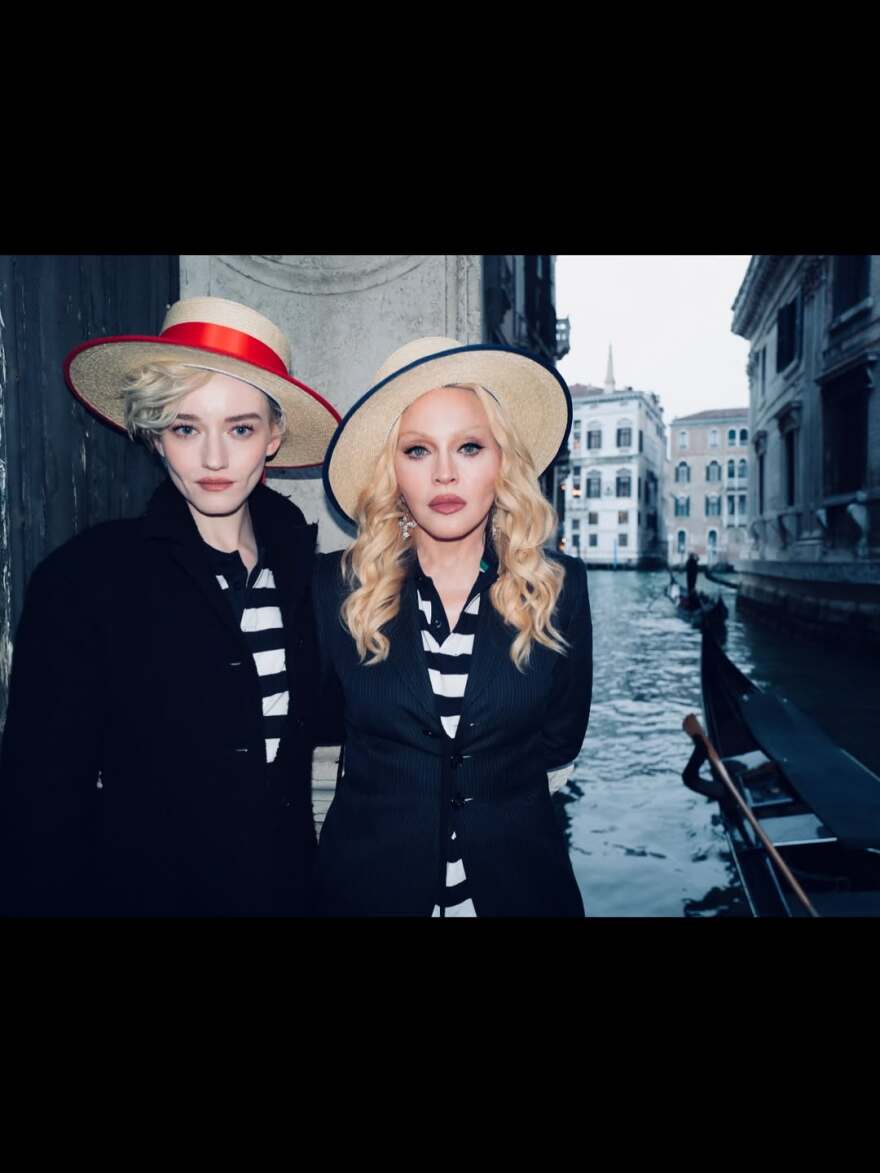 Οι φωτογραφίες της Μαντόνα με την Τζούλια Γκάρνερ από τη Βενετία: Είχε πλάκα, γράφει