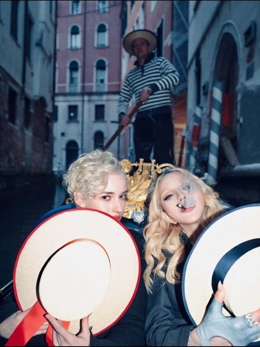 Οι φωτογραφίες της Μαντόνα με την Τζούλια Γκάρνερ από τη Βενετία: Είχε πλάκα, γράφει