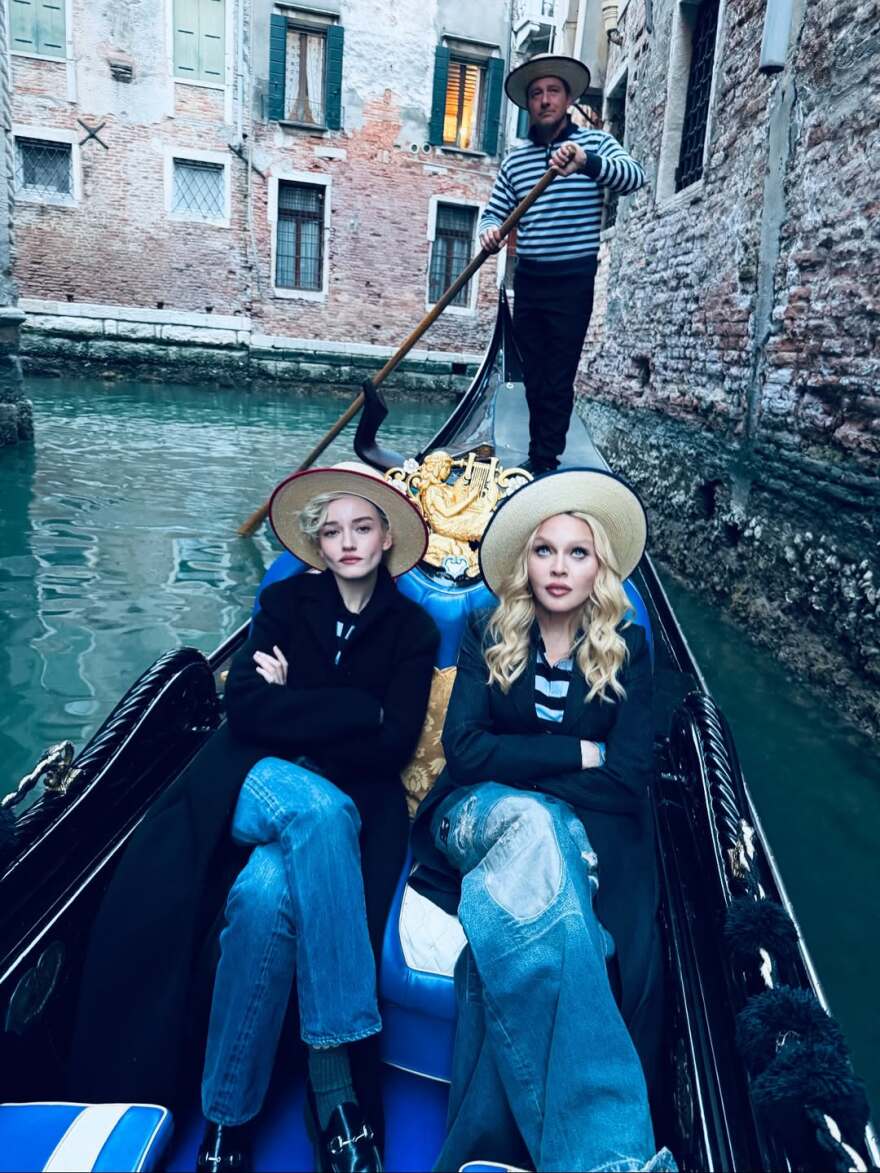 Οι φωτογραφίες της Μαντόνα με την Τζούλια Γκάρνερ από τη Βενετία: Είχε πλάκα, γράφει