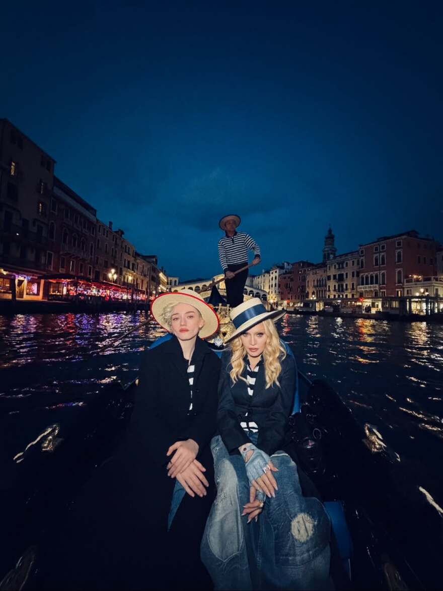 Οι φωτογραφίες της Μαντόνα με την Τζούλια Γκάρνερ από τη Βενετία: Είχε πλάκα, γράφει