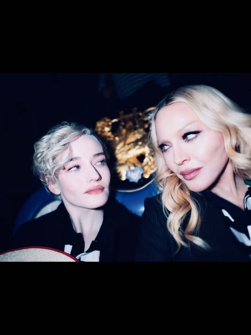 Οι φωτογραφίες της Μαντόνα με την Τζούλια Γκάρνερ από τη Βενετία: Είχε πλάκα, γράφει