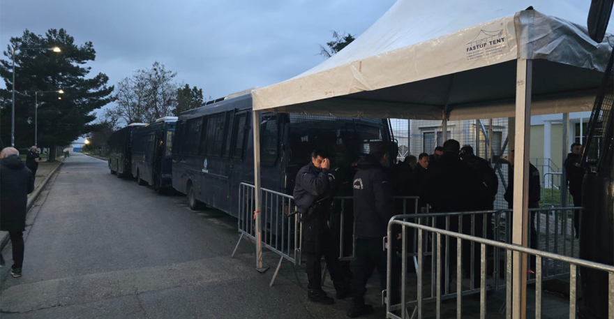 Ξεκινά ξανά η δίκη για τα Τέμπη: Το «λίφτινγκ» στην αίθουσα και οι οδηγίες της έδρας για να αποφευχθεί το χάος της πρώτης ημέρας