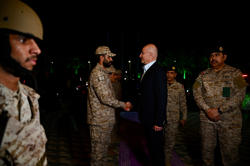 Επίσκεψη Δένδια στην Ελληνική Δύναμη Σαουδικής Αραβίας, δείτε φωτογραφίες