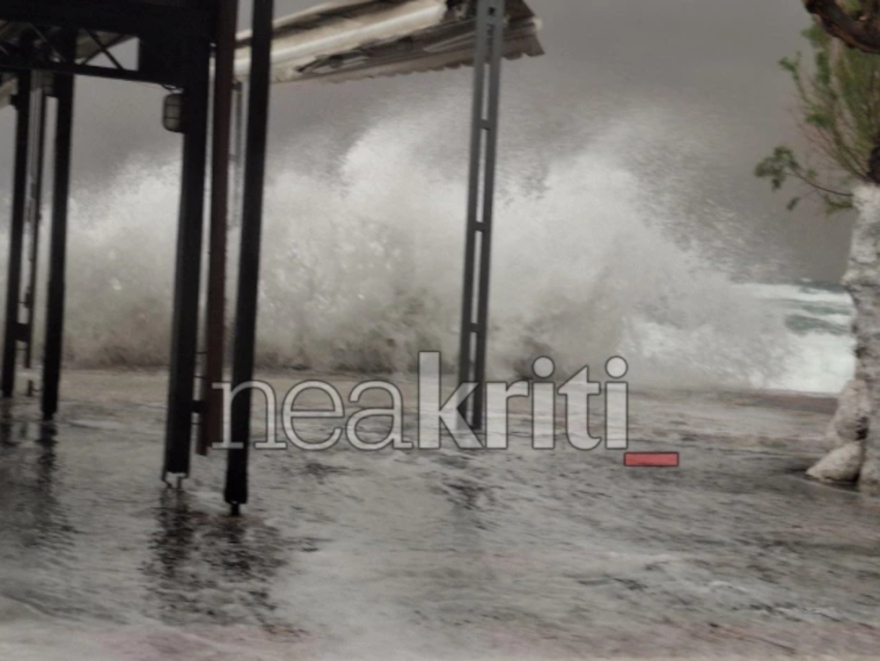 Κακοκαιρία Erminio: Ανεμοστρόβιλος αναποδογύρισε νταλίκα στην Ιεράπετρα, η αφρικανική σκόνη σκέπασε το Ηράκλειο
