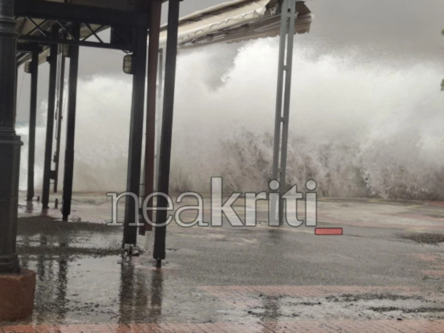 Κακοκαιρία Erminio: Ανεμοστρόβιλος αναποδογύρισε νταλίκα στην Ιεράπετρα, η αφρικανική σκόνη σκέπασε το Ηράκλειο
