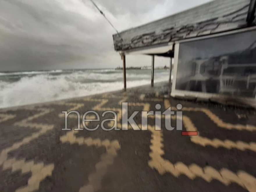 Κακοκαιρία Erminio: Ανεμοστρόβιλος αναποδογύρισε νταλίκα στην Ιεράπετρα, η αφρικανική σκόνη σκέπασε το Ηράκλειο
