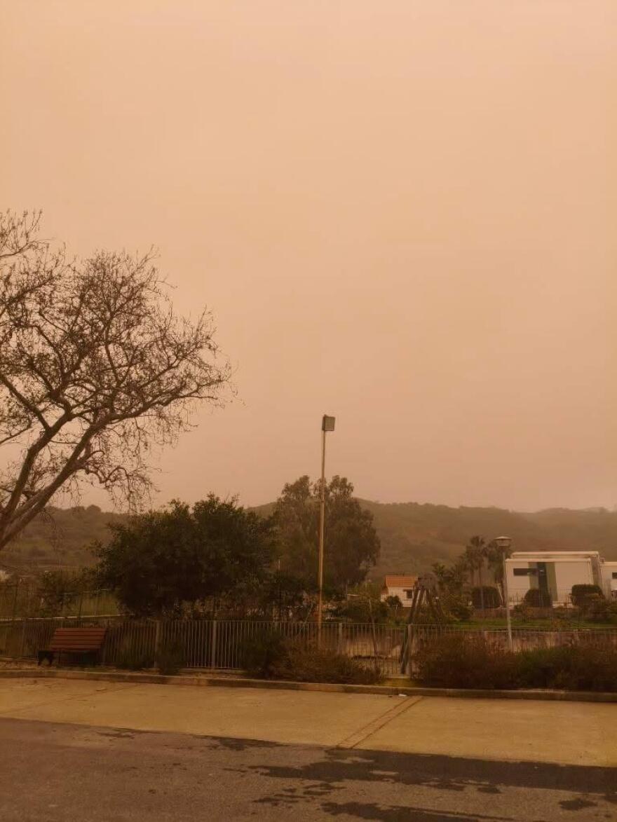 Αποπνικτική η ατμόσφαιρα στην Κρήτη λόγω της αφρικανικής σκόνης: Μάσκα και περιορισμό των μετακινήσεων συστήνει ο καθηγητής Τζανάκης μέσα από το protothema 