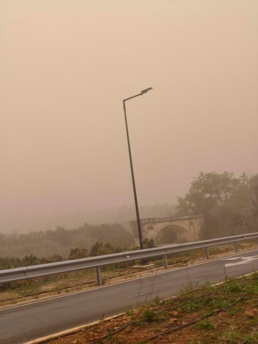 Αποπνικτική η ατμόσφαιρα στην Κρήτη λόγω της αφρικανικής σκόνης: Μάσκα και περιορισμό των μετακινήσεων συστήνει ο καθηγητής Τζανάκης μέσα από το protothema 