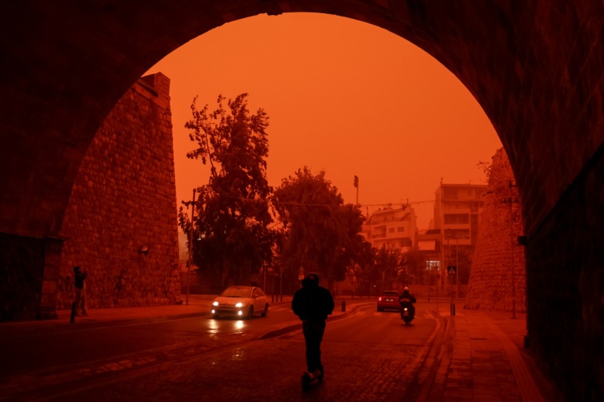 «Πνίγηκαν» από την αφρικανική σκόνη Κρήτη και Κυκλάδες: Προβλήματα σε πτήσεις, δεμένα πλοία στα λιμάνια λόγω θυελλωδών ανέμων, δείτε βίντεο